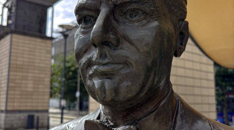 Cary Grant Bristol Statue